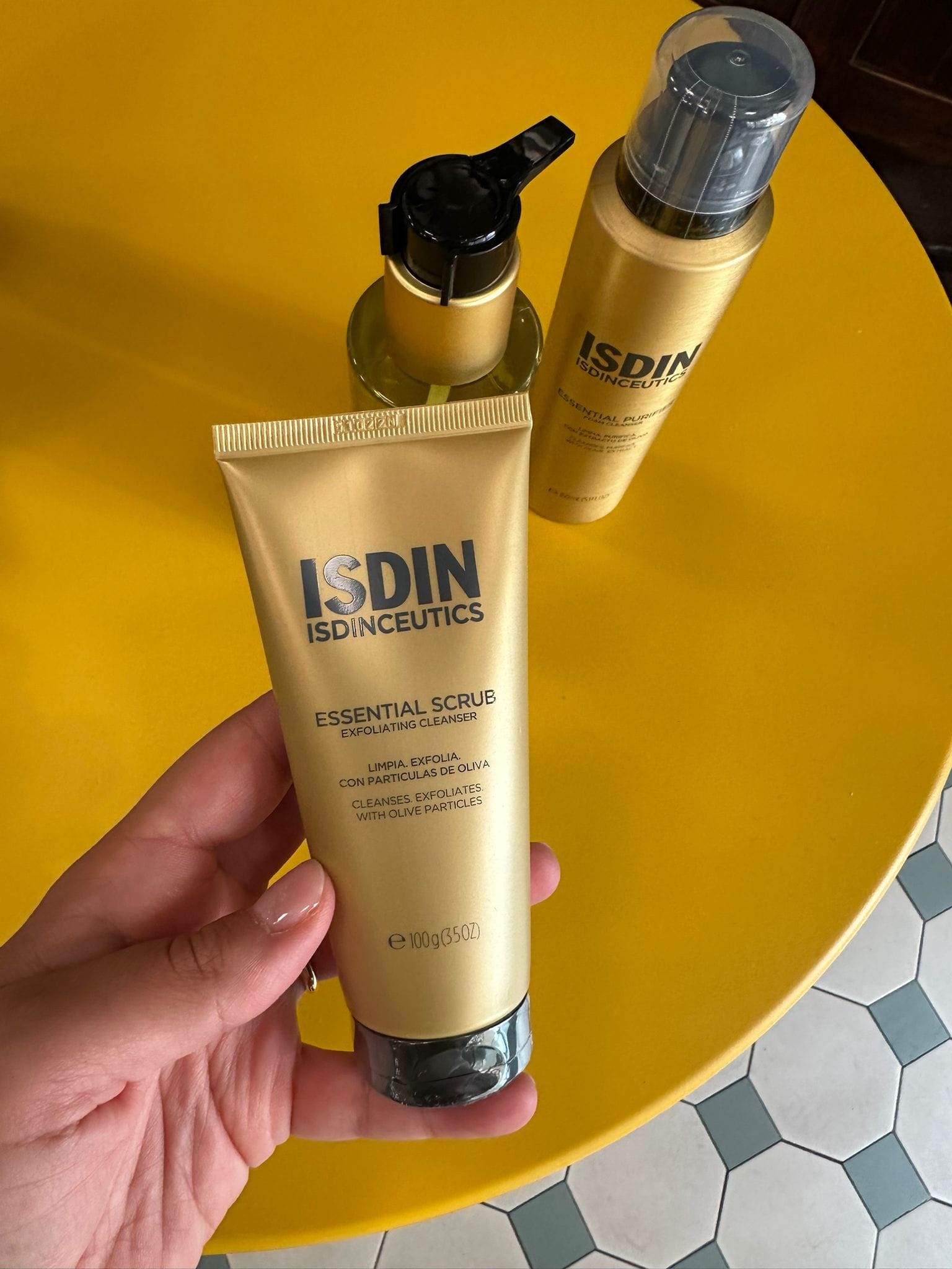 ISDIN ISDINCEITICS La bellezza comincia da un gesto semplice: detergere la pelle