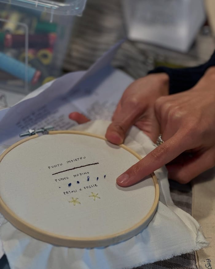 Ricami, risate e raggi di sole: il laboratorio che ha cucito insieme creatività e bellezza