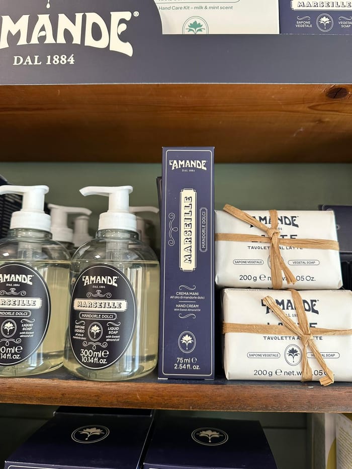 L’Amande dal 1884, il fascino senza tempo della saponeria mediterranea arriva da Farmacia 22 Luglio